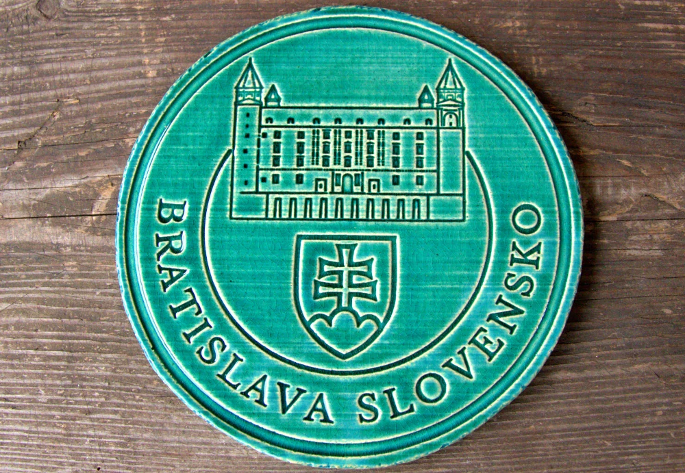 Keramický suvenír – Bratislavský hrad | Ručne vyrobená ozdobná plaketa zo Slovenska s nápisom BRATISLVA SLOVENSKO - tyrkysovo zelená