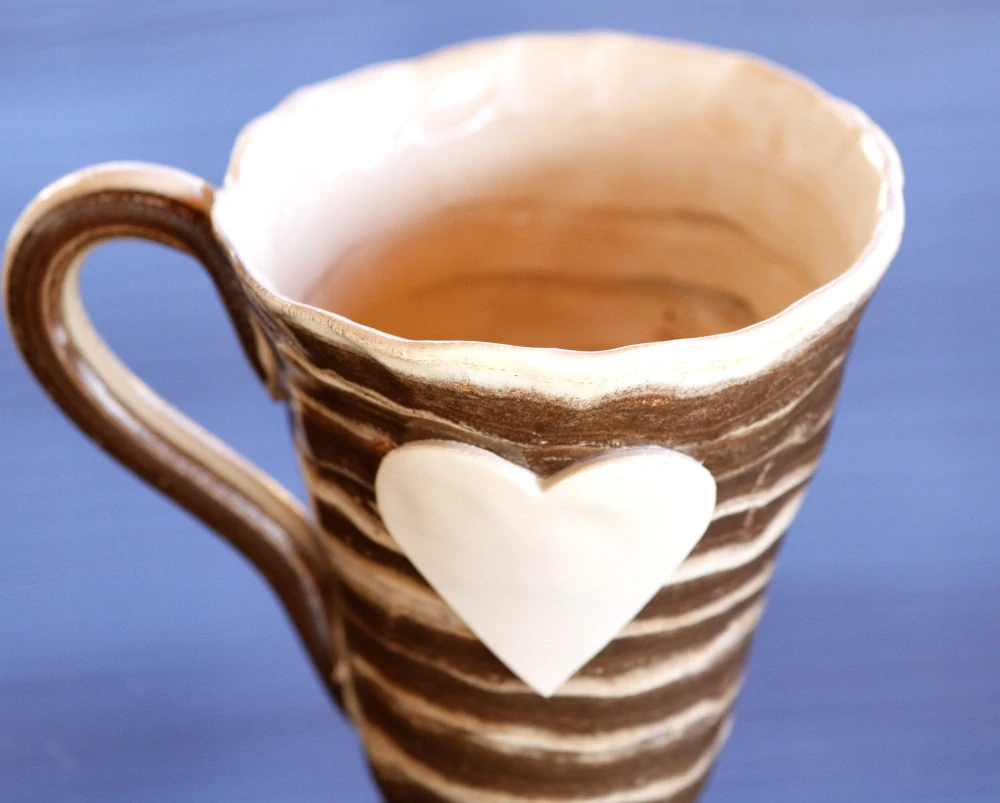 Keramická šálka so srdiečkom na kávu - cappuccino a čaj 300 ml – Unikát! - béžovo-hnedá - ručná výroba – modelovaná