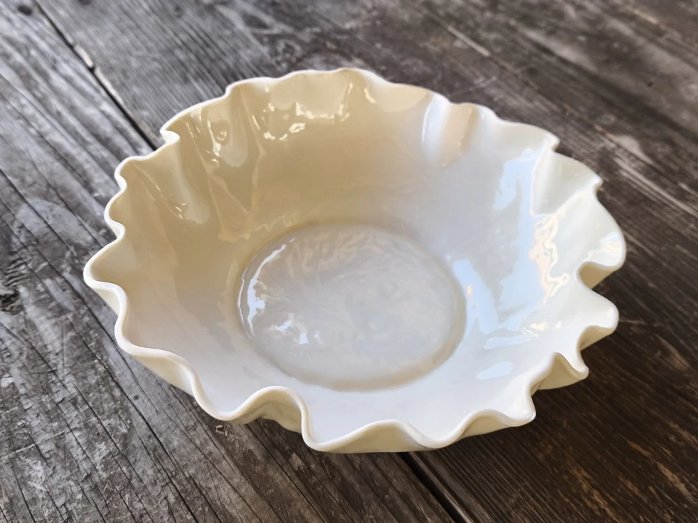 Exkluzívna autorská porcelánová misa – „biele zlato“ v čistej organickej forme 