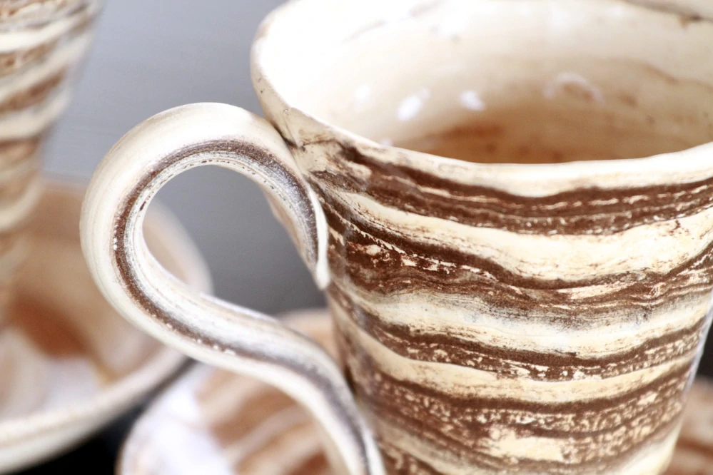 Keramická šálka na kávu - cappuccino a čaj 300 ml – Unikát! - béžovo-hnedá - ručná výroba – modelovaná