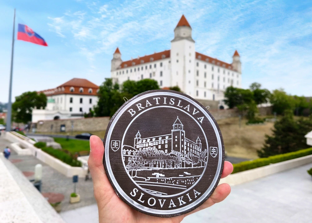 Keramický suvenír – Bratislavský hrad | Ručne vyrobená ozdobná plaketa zo Slovenska Bilelá SHB03