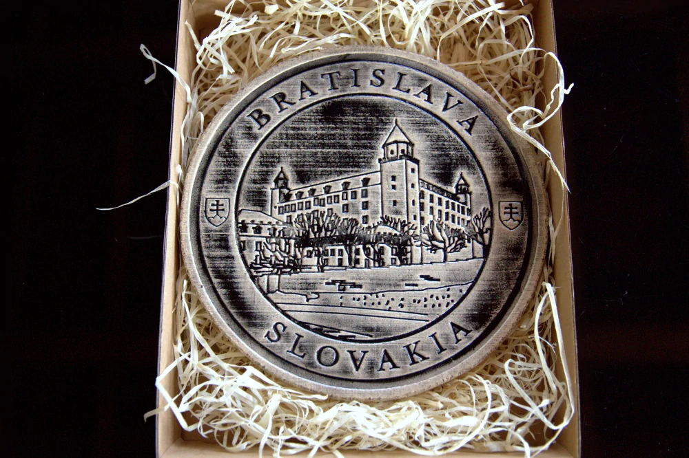 Keramický suvenír – Bratislavský hrad | Ručne vyrobená ozdobná plaketa zo Slovenska s nápisom BRATISLVA SLOVAKIA čierná SHC03