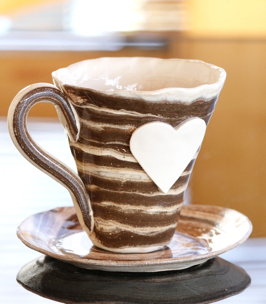 Keramická šálka so srdiečkom na kávu - cappuccino a čaj 300 ml – Unikát! - béžovo-hnedá - ručná výroba – modelovaná